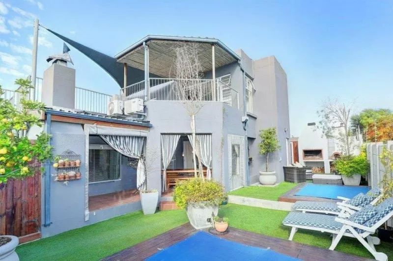 4 Bedroom house with flatlet Uitzicht