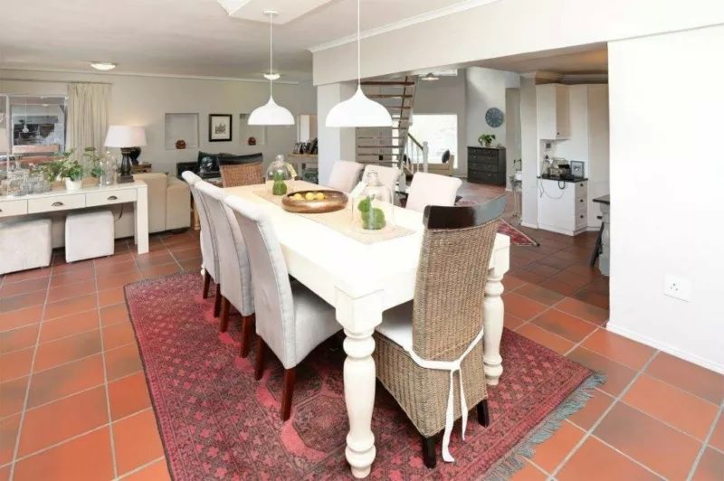 4 Bedroom house with flatlet Uitzicht