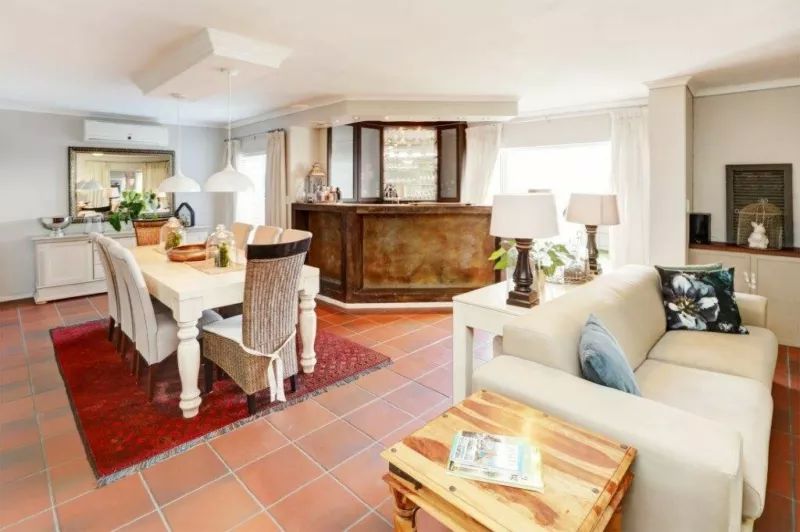 4 Bedroom house with flatlet Uitzicht